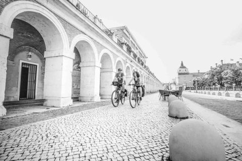 Ciclistas bajo los arcos en blanco y negro