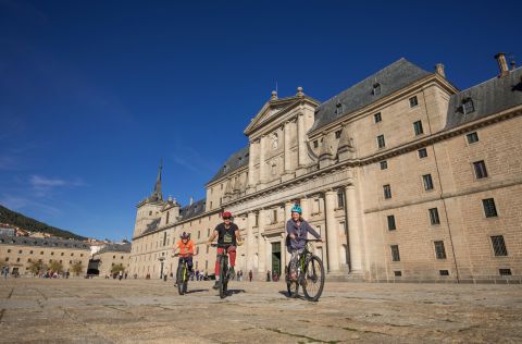Ciclistas ante el monasterio