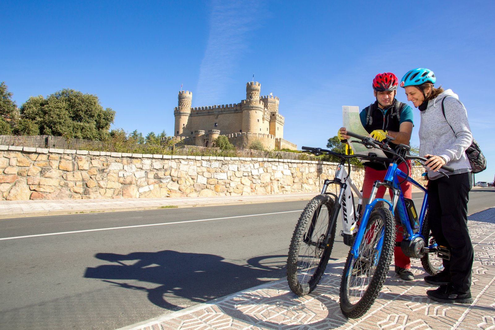 Consultando el mapa junto al castillo