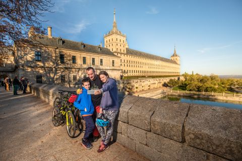 Familia con bicicletas ante el monasterio