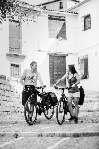 Pareja de cicloturistas en blanco y negro