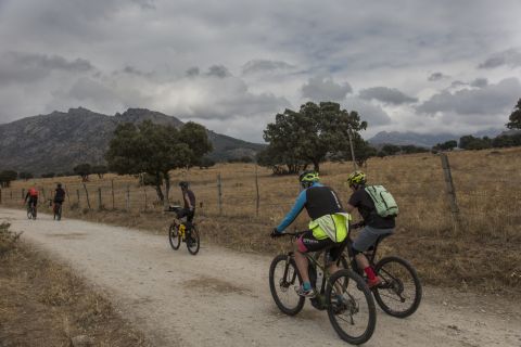 Pista de tierra con la sierra al fondo