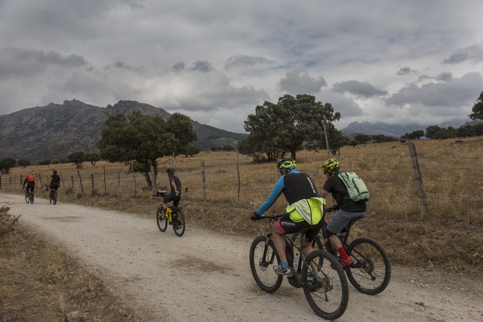 Pista de tierra con la sierra al fondo