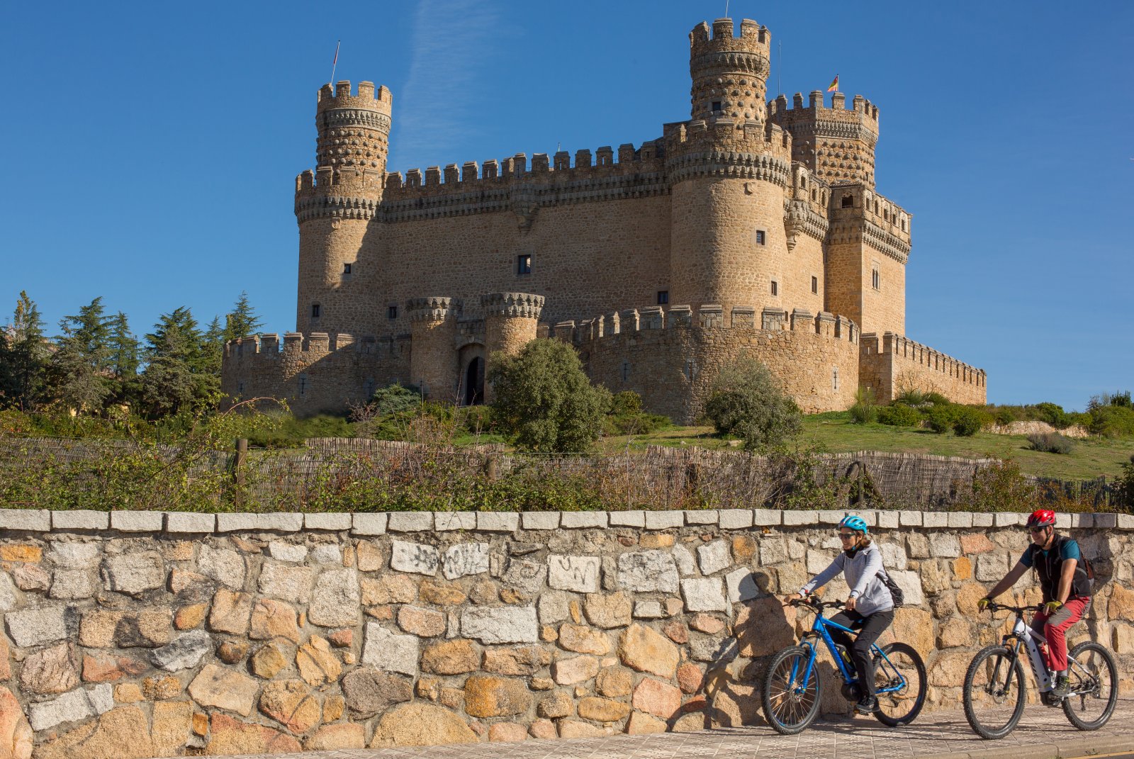 Ciclistas junto al castillo