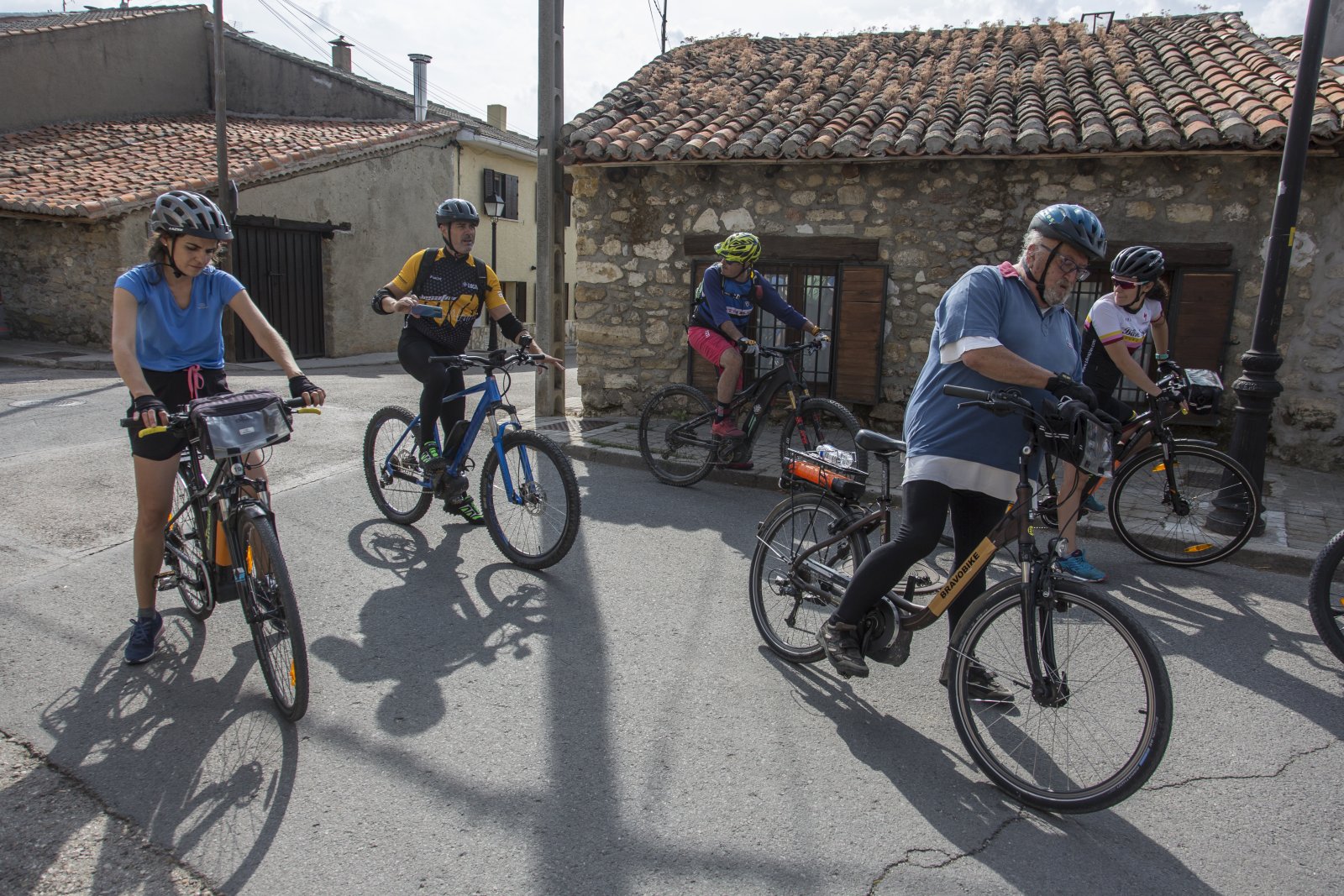 Ciclistas en una plaza del pueblo