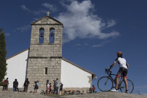 Ciclista de carretera junto a la iglesia