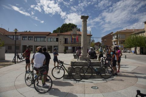 Parada de ciclistas en la plaza