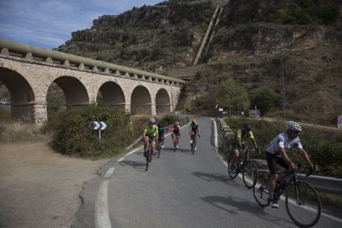 Ciclistas junto al viaducto