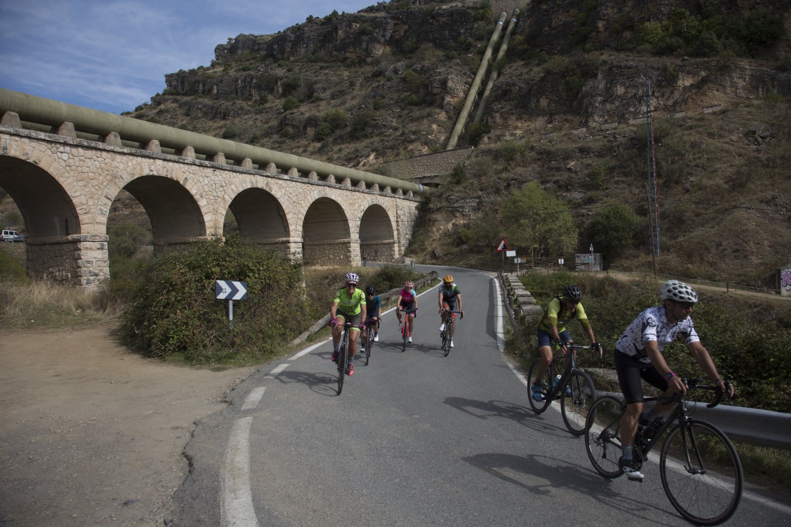 Ciclistas junto al viaducto