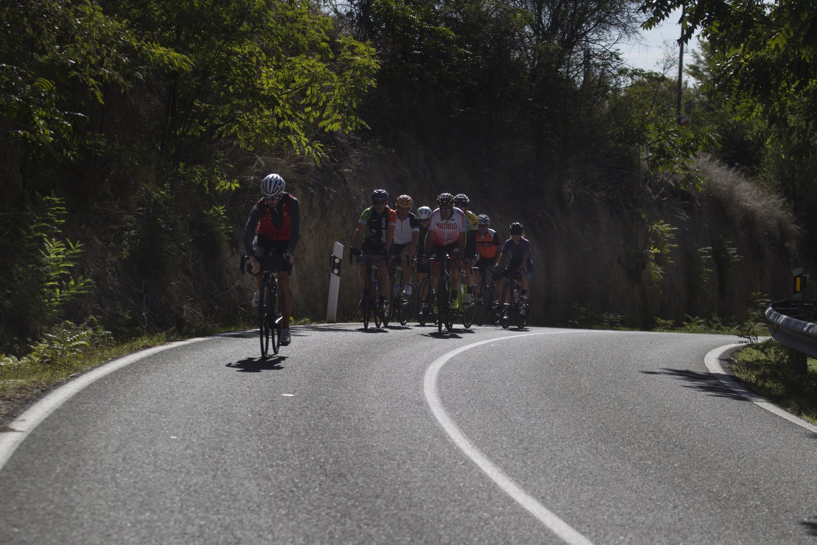Grupo de ciclistas en ruta hacia el Pico de la Miel