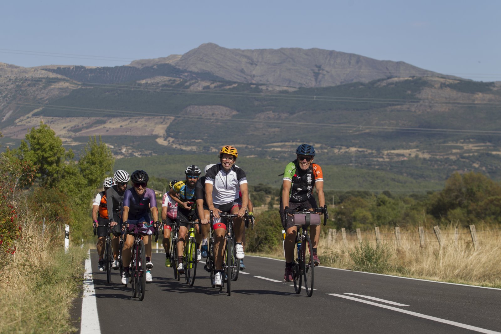 Grupo de cicloturistas con la sierra al fondo