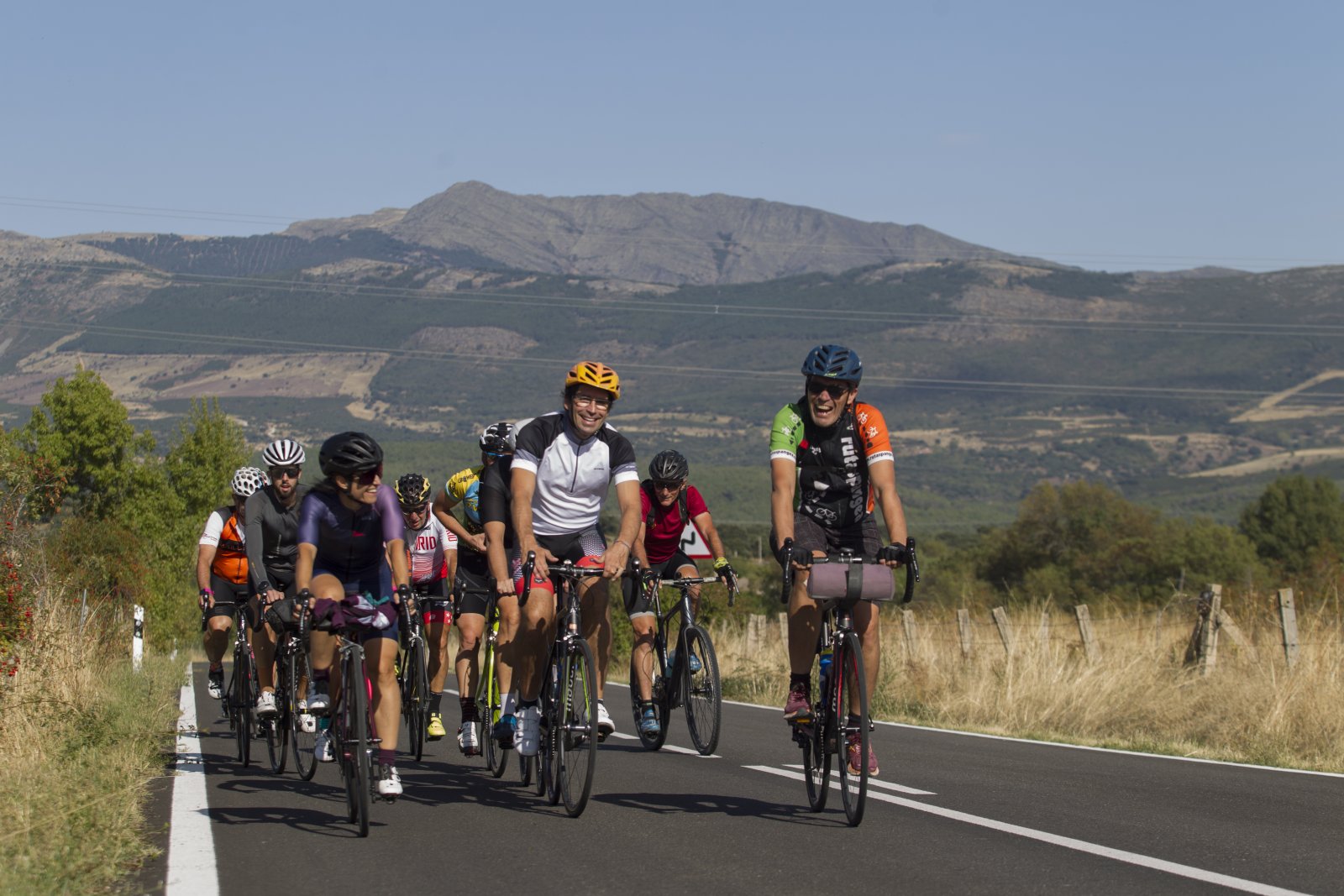 Pelotón de ciclistas con la sierra al fondo