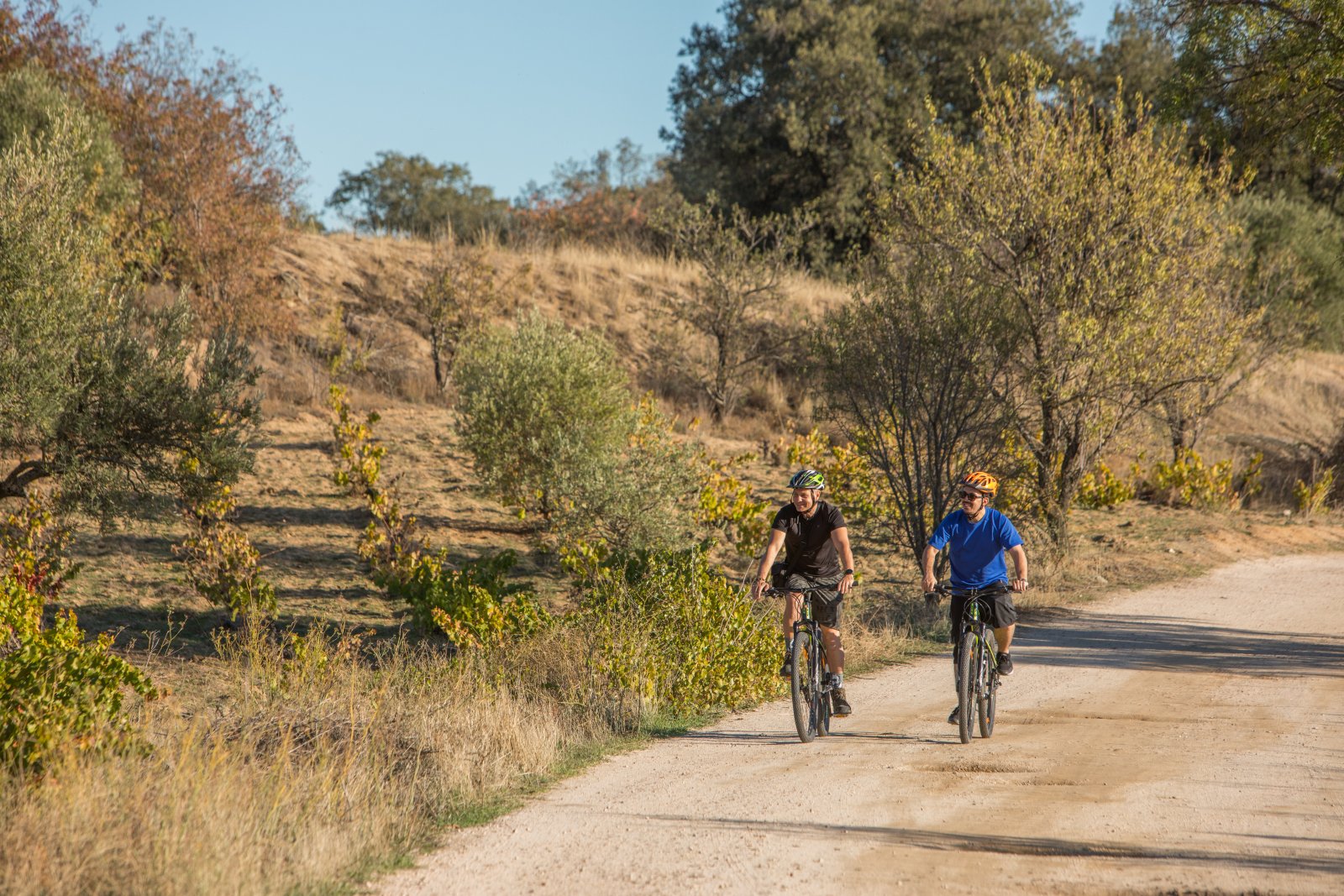 Pareja en bicicleta por un camino de tierra