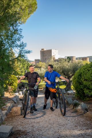 Ciclistas junto al castillo