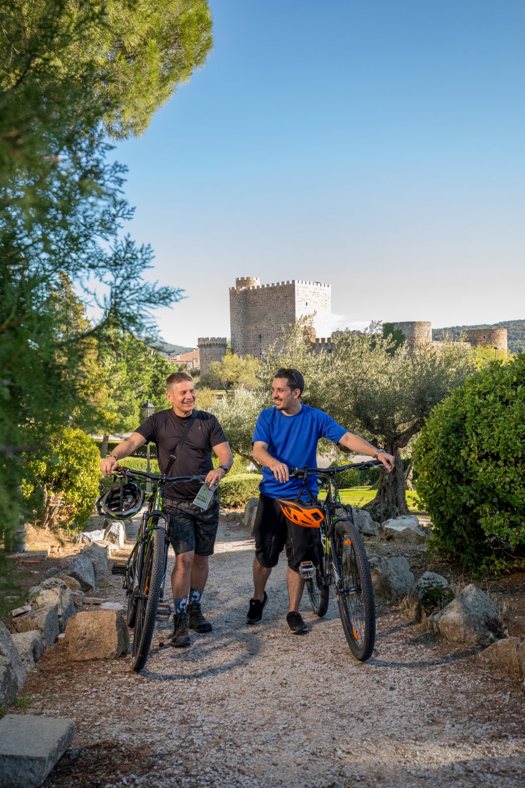 Ciclistas junto al castillo