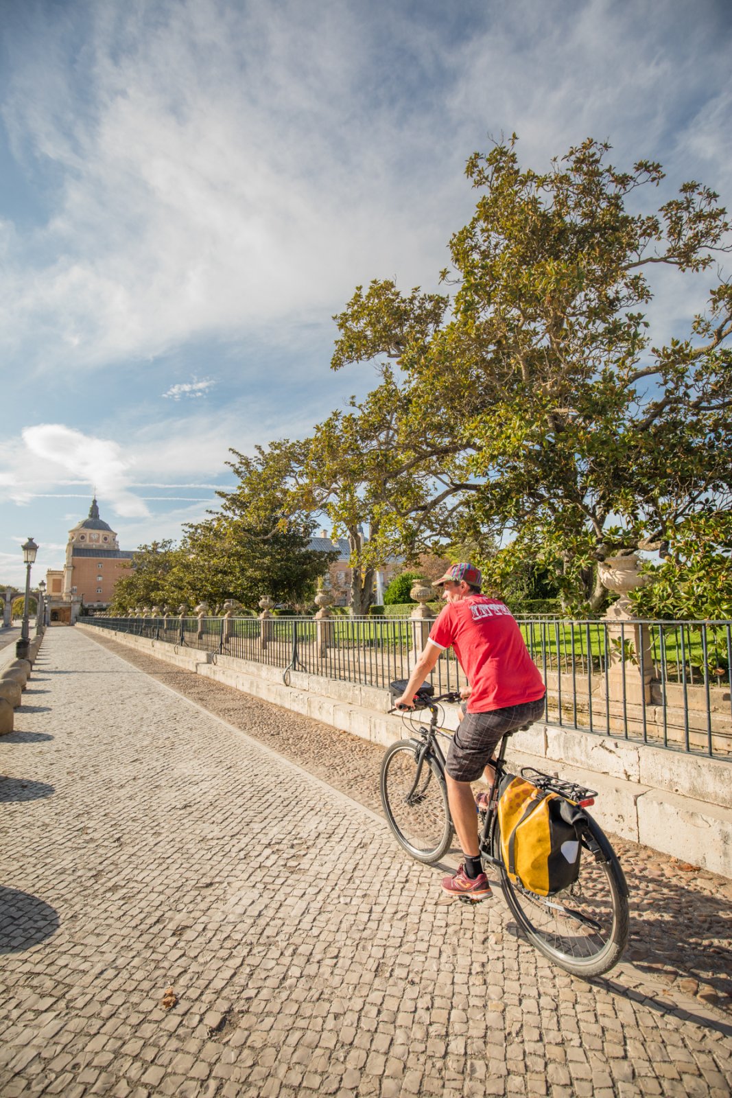 Ciclista por un paseo empedrado