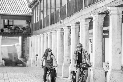 Pareja de ciclistas bajo los soportales